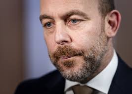 Dit "christelijke" ventje van het CDA wil de grenzen weer wagenwijd opengooien!
Verkrachtingen zijn blijkbaar geen probleem.
Aanvallen en moorden zijn blijkbaar geen probleem.
De eigen burgers minachten is blijkbaar geen probleem.
De eigen burgers benadelen is blijkbaar geen