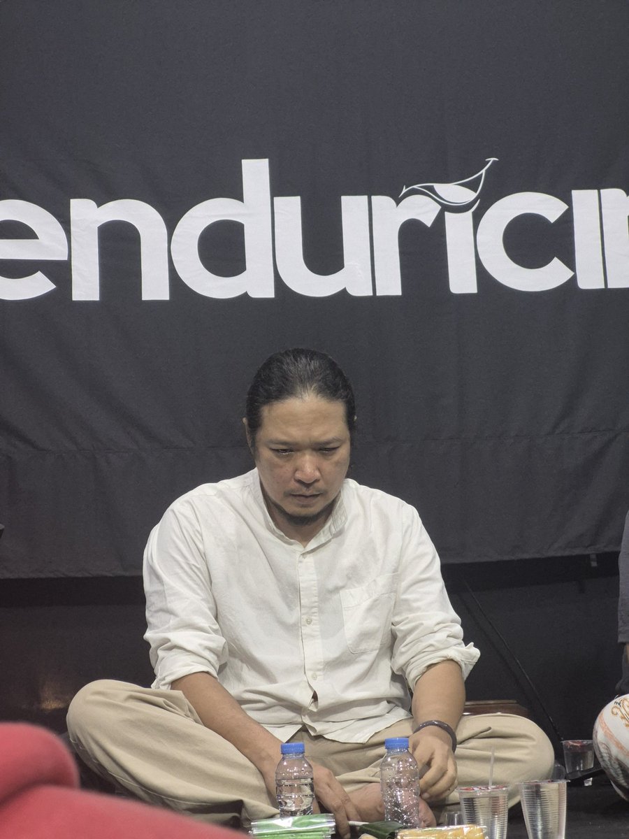 0kiwibisono's tweet photo. Yang diminta Tuhan bukan korban, tapi kesiapan berkorban. Yang disembelih sebenarnya rasa memiliki, ego, dan keterikatan dunia.
#KCMei #Maiyah @kenduricinta https://t.co/IPg7xi05vy