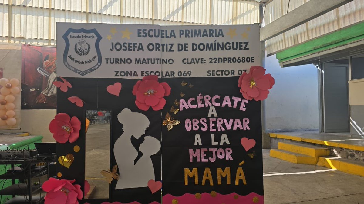 SedeaQro's tweet photo. ¡Qué alegría celebrar a las mamás de Amealco! Compartimos una mañana especial en la Primaria Josefa Ortiz de Domínguez. A nombre del Gobernador @makugo, les reiteramos que no están solas: cuentan con todo el apoyo de su gobierno para seguir adelante. ¡Felicidades! #AquíContigo https://t.co/WuwxwIs2Iv