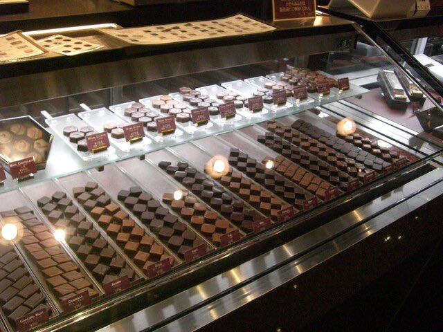 TOPvg9's tweet photo. ずっと行きたかったパレドオールへ！😍🍫
ショーケースに並ぶキラキラしたショコラたちに、お店に入った瞬間からテンション上がっちゃいました✨紅茶との相性も抜群で、一口ごとに幸せな気分に…💓

#ショコラティエ #カフェ #スイーツ部 #チョコレート #パレドオール #美味しいもの巡り #女子旅 #癒し https://t.co/eGENHfNgAG