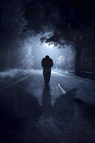 Iiii11i11's tweet photo. أشتاق إلى صديقٍ لا أضطر معه لشرح نفسي 
إلى شخصٍ أقول له: “أنا متعب”
فيفهم حجم ما خلف هذه الكلمة ! 
لا أن يمرّ عليها كأنها جملة عابرة.
أحيانًا أشعر أنني أمشي داخل حياتي كضيف
أراقب الأيام وهي تمضي دون أن ألمسها حقًا.
وكأن روحي تقف بعيدًا عني .. 
تتأملني بصمت ..
كأمٍّ ترى ابنها يضيع أمامها ولا تعرف كيف تناديه.

أعود إلى نفسي كثيرًا .. 
أفتّش في داخلي عن ذلك الشخص الذي كان يمتلئ بالحماس لأبسط الأشياء .. 
الذي كان يفرح بسرعة .. 
ويحلم دون هذا القدر من الحذر والتعب.
لكنني كلما اقتربت منه،
وجدته أبعد مما توقعت.

صرت أخاف من الأسئلة الطويلة
لأنني لا أملك إجابات حقيقية.
وأخاف من المجالس المزدحمة
لأن الضحكات الكثيرة تجعل وحدتي أكثر وضوحًا.

هناك فراغٌ لا يراه أحد 
فراغ يشبه بيتًا قديمًا غادره أهله على عجل
وبقيت فيه الأبواب نصف مفتوحة،
والغبار يعلو الأشياء التي كانت يومًا مليئة بالحياة.

أحيانًا أتمنى لو أن أحدهم ينتبه
لا إلى كلماتي
بل إلى ذلك التعب المختبئ بين السطور
إلى صوتي حين ينخفض فجأة
إلى صمتي الطويل الذي يبدو عاديًا للجميع
بينما هو في داخلي صرخة كاملة.

لقد تعبت من التظاهر بأنني بخير
ومن ارتداء القوة كل يوم،
كأن الإنسان مطالب دائمًا أن يبدو صلبًا
حتى وهو ينهار بصمت.

ومع هذا كله…
ما زال في داخلي شيء صغير يقاوم،
شيء يشبه شمعةً متعبة في آخر الليل،
ترتعش كثيرًا،
لكنها ترفض أن تنطفئ.

#عبدالرحمن
 #الهلال_الخلود