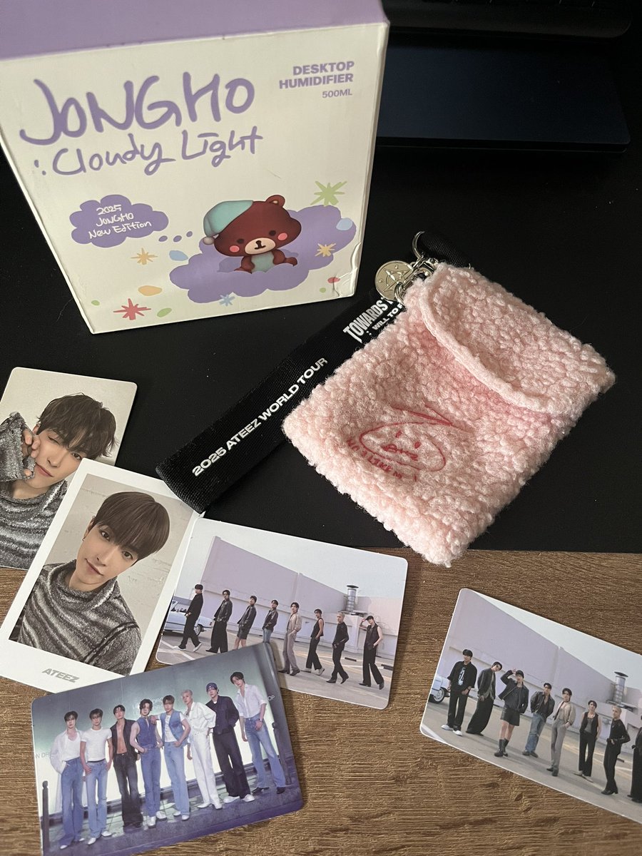 ricca perché la francese mi ha fatto trovare il pouch di hongjoong (bias) dentro alla scatola di jongho (bias wrecker) per l'ultimo compleanno e ci ho guadagnato pure delle photocard autentiche di GH3 messe come freebies 💆🏻‍♀️