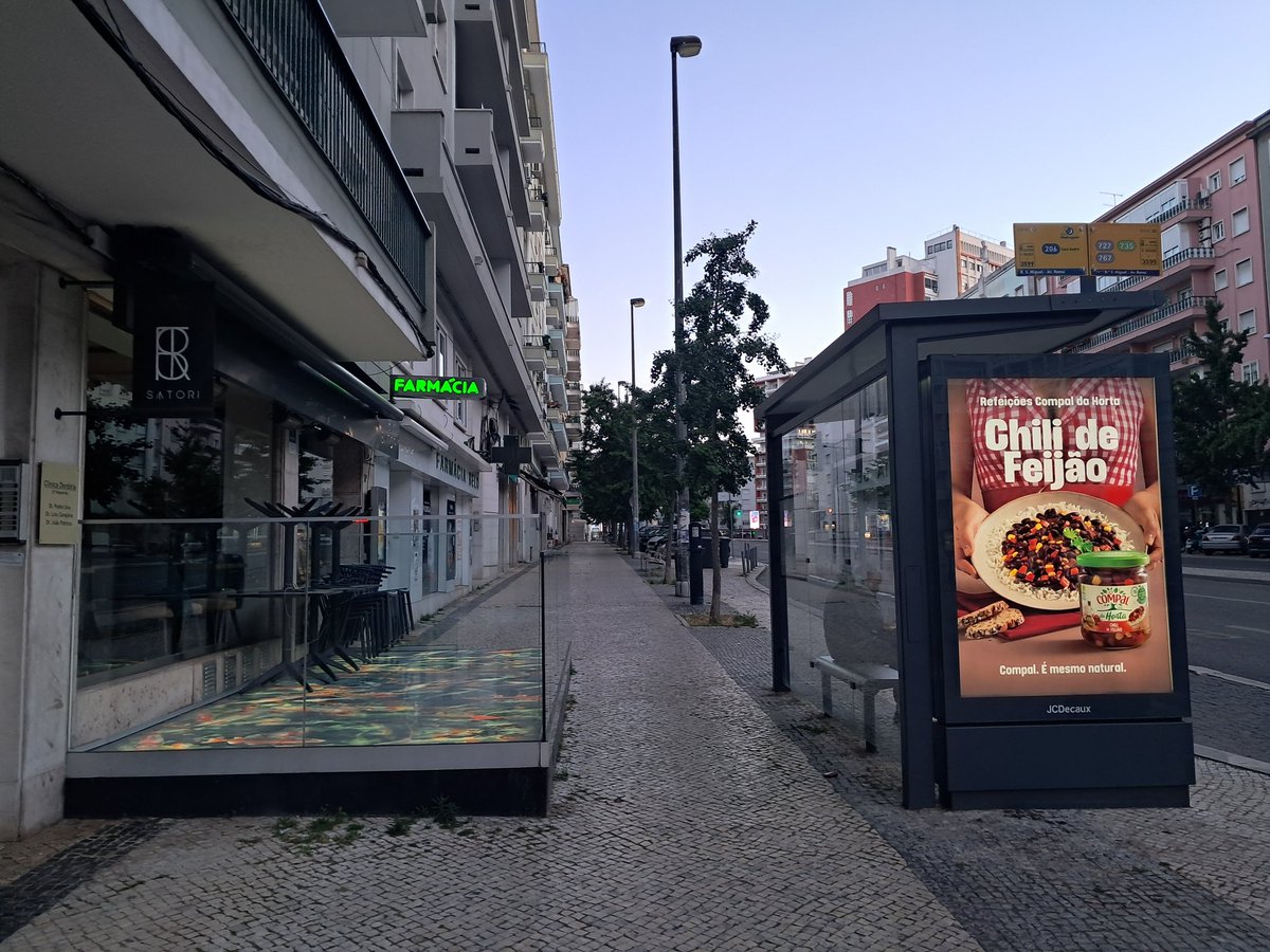 rui_martins1966's tweet photo. Não há qualquer hipótese de esta esplanada estar a cumprir os limites legais de ocupação do passeio.
https://t.co/V3GL0fo0we
#lisboa #alvalade https://t.co/FkQOlSzym0