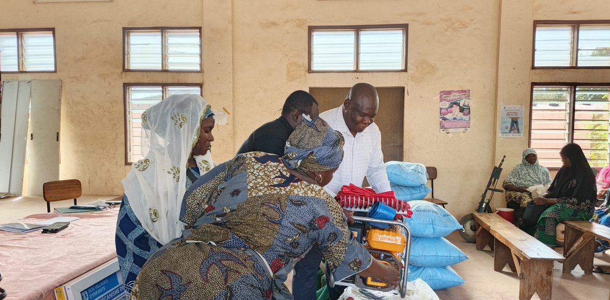 SOSBENIN's tweet photo. 🌱 « Nous étions hier des orphelins. Aujourd’hui, nous sommes devenus des responsables de familles. »

À Kandi, SOS Villages d’Enfants a remis des kits maraîchers à 5 groupements agricoles pour renforcer la résilience des familles vulnérables. 🤝

🔗 https://t.co/GCarlQaEBn https://t.co/Ypgywu1GVS