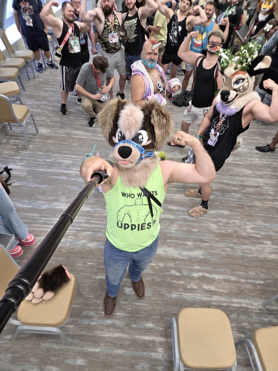 MaxumThePup's tweet photo. Having a great time at #fwa https://t.co/WYuzrg8NkL