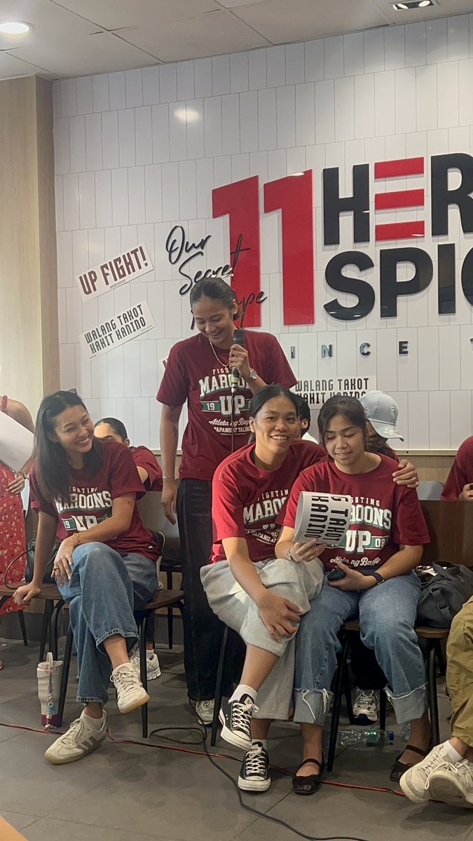 KalachuCHAYie's tweet photo. Siyempre with Bienne mylabs too!
#UPWVTS88Fanmeet
#AFizzySummerToRemember
#BestSummerWithKFC https://t.co/6zGz2o3Oxd