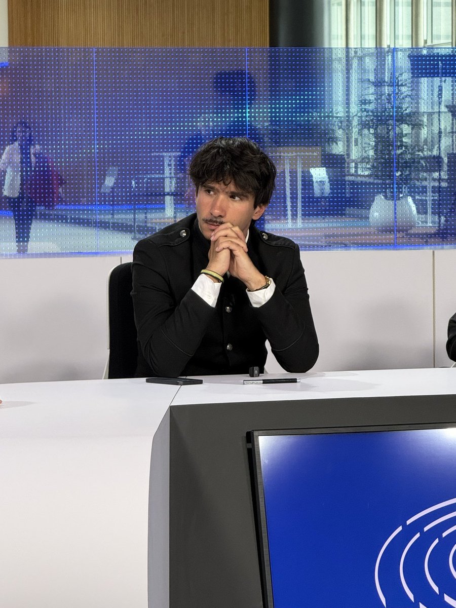 anatolium's tweet photo. Jean-Luc a renoncé à sortir de l’Union Européenne et de l’Euro, et ne propose donc qu’un modèle consumériste qui fera perdre la gauche.

Ses prises de position sont toujours plus clivantes, comme si ne comptait que le premier tour de l’élection.

De sorte qu’il est donné perdant dans strictement tous les sondages de second tour face au Rassemblement National, de très loin.

Nous avons créé  une alternative souverainiste, citoyenne et humaine, avec un programme bien plus précis que celui d’une quelconque force politique en France, composé de 700 mesures, et porté par 27.000 abeilles qui essaiment sur tout le territoire pour nous faire gagner.

Depuis 2017, nous avons fait un travail de sape à l’égard du pouvoir macroniste que peu peuvent revendiquer.

A quel titre tout devrait déjà être figé et joué ? 

Faut-il se résoudre à n’avoir aucune alternative aux projets politiques discutés aujourd’hui ?

Faut-il se résoudre à une énième variation du socialisme identitaire d’une gauche qui a renoncé à nous sortir de la mondialisation et qui ne nous promet que d’éternelles négociations sous la tutelle de Bruxelles ?

Pourquoi quiconque craindrait-il ou ne souhaiterait-il ce débat ?