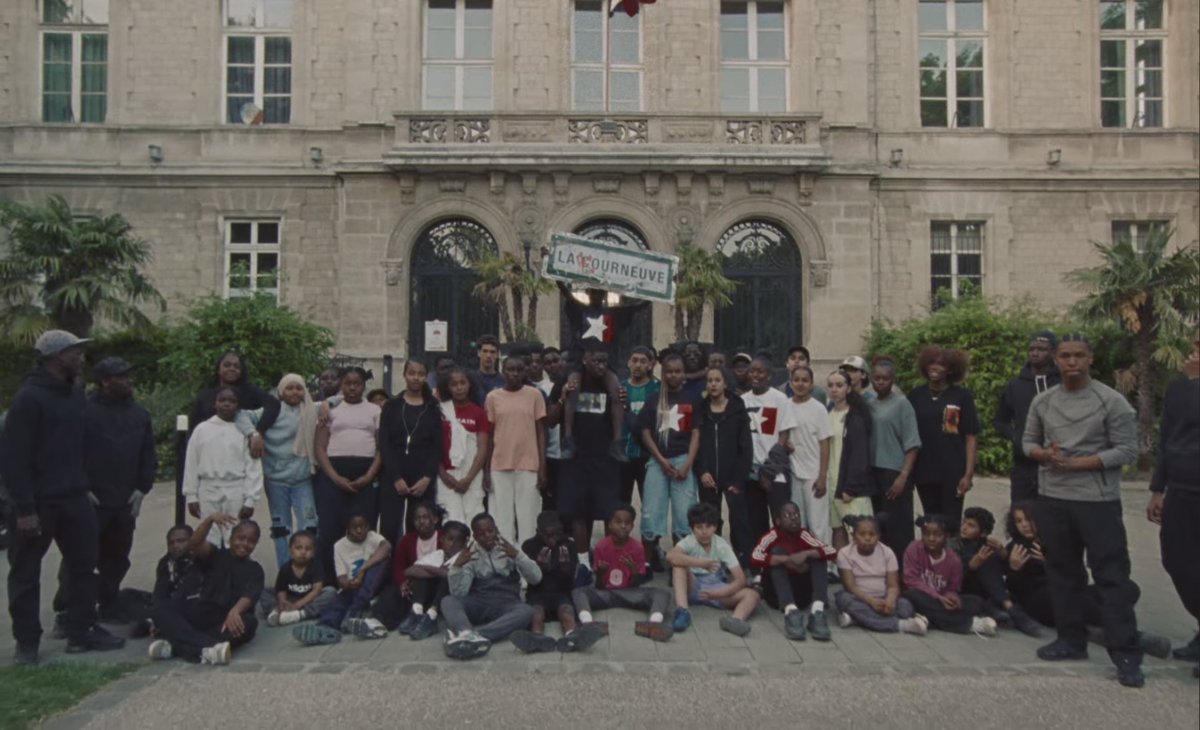 Snt0lya's tweet photo. M’en fout je mélange tout mais la fin du clip m’a grave fait pensé à To Pimp A Butterfly de Kendrick https://t.co/dbBrVaQfCG