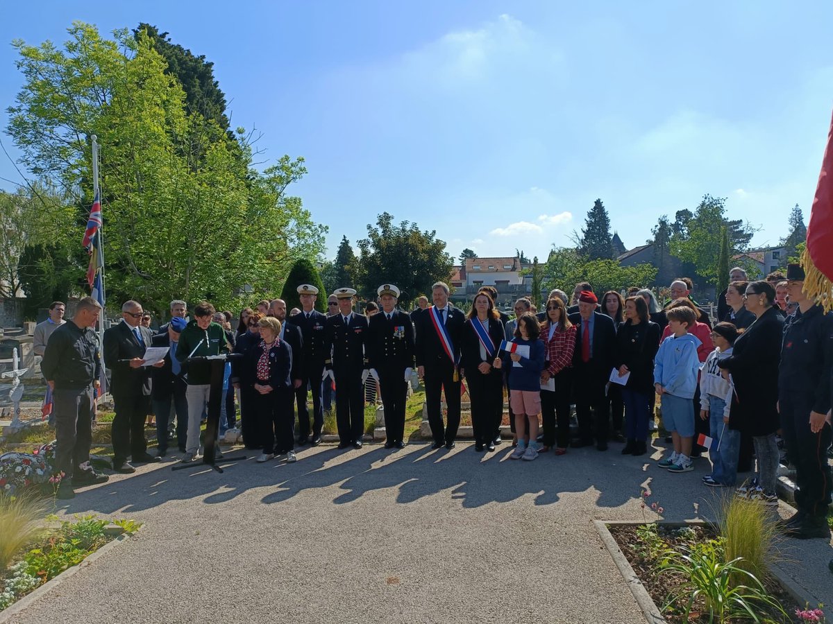 ericberdoati's tweet photo. Très belle journée de commémoration avec la présence de très nombreux Clodoaldiens 
Merci aux jeunes du Collège Gounod de l’APAJ et à tous les autres jeunes présents avec une mention spéciale pour nos jeunes porte-drapeaux https://t.co/fGefP5J7zv