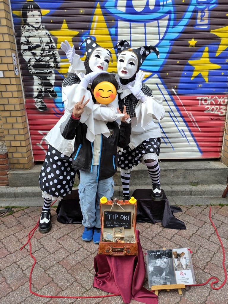 yuihagon2's tweet photo. 2026.4.26 高円寺びっくり大道芸
しろみときみさん。子供達にも人気なお二人。次々に囲まれてたなぁ!!そんな中、息子にびっくりする位絡んでもらえて満面の笑み。2人が大好きになった息子でした(*^^*)またどこかでを楽しみに〜。
#高円寺びっくり大道芸 
#しろみときみ さん https://t.co/bBXgt54RKX
