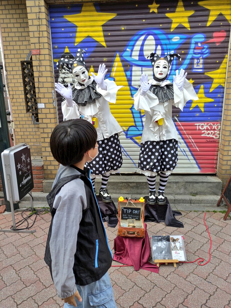 yuihagon2's tweet photo. 2026.4.26 高円寺びっくり大道芸
しろみときみさん。子供達にも人気なお二人。次々に囲まれてたなぁ!!そんな中、息子にびっくりする位絡んでもらえて満面の笑み。2人が大好きになった息子でした(*^^*)またどこかでを楽しみに〜。
#高円寺びっくり大道芸 
#しろみときみ さん https://t.co/bBXgt54RKX