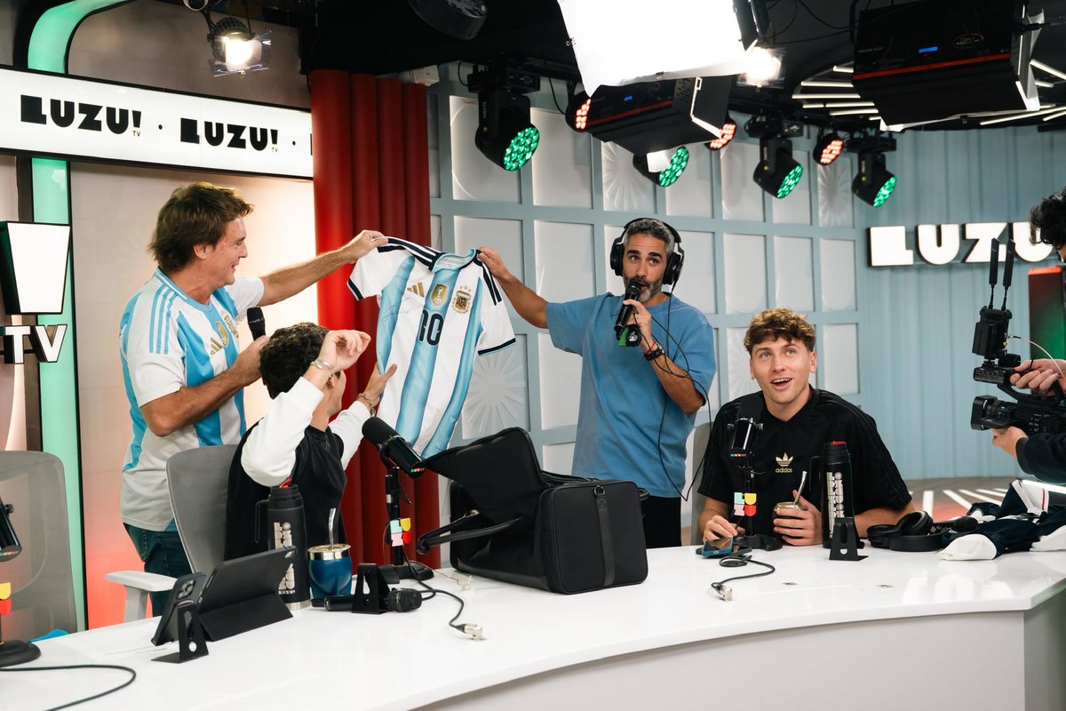 Losdelfondoluzu's tweet photo. No se olviden que mañana en @unsabadomejor sorteamos la camiseta de MESSI firmaaadaaa 🇦🇷

Te vamos a llamar por teléfono y tenés que decir las palabras claves, si no sabes de lo que hablo click en el enlace misterioso 👀

https://t.co/eSDegP4ALh https://t.co/BdnAwR4zVu