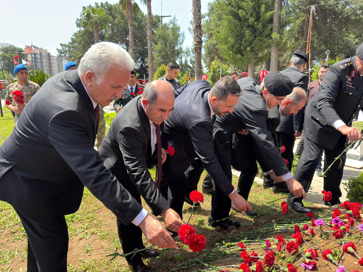 AntalyaAshb's tweet photo. 🇹🇷 Şehit Jandarma Astsubay Kıdemli Başçavuş Şahin Çınar’ın aziz hatırasını yaşatmak adına Uncalı Şehitliği’nde Şehadet Belgesi Takdim Töreni düzenlendi.
Şehidimizin kıymetli ailesine şehadet belgesi takdim edilerek kabirlere karanfil bırakıldı. @tcailesosyal https://t.co/RHSsvs8hFg