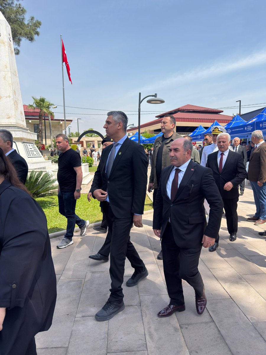 AntalyaAshb's tweet photo. 🇹🇷 Şehit Jandarma Astsubay Kıdemli Başçavuş Şahin Çınar’ın aziz hatırasını yaşatmak adına Uncalı Şehitliği’nde Şehadet Belgesi Takdim Töreni düzenlendi.
Şehidimizin kıymetli ailesine şehadet belgesi takdim edilerek kabirlere karanfil bırakıldı. @tcailesosyal https://t.co/RHSsvs8hFg
