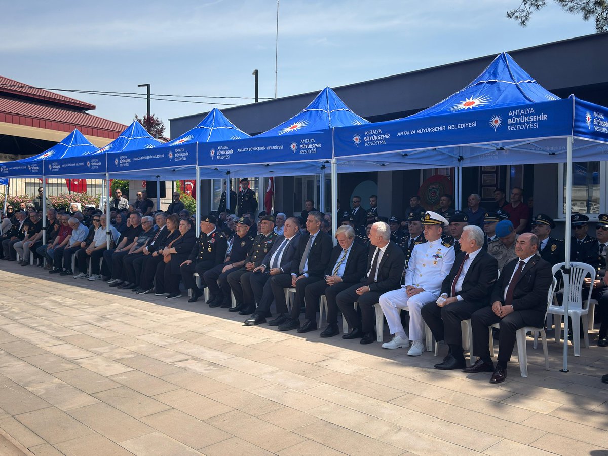 AntalyaAshb's tweet photo. 🇹🇷 Şehit Jandarma Astsubay Kıdemli Başçavuş Şahin Çınar’ın aziz hatırasını yaşatmak adına Uncalı Şehitliği’nde Şehadet Belgesi Takdim Töreni düzenlendi.
Şehidimizin kıymetli ailesine şehadet belgesi takdim edilerek kabirlere karanfil bırakıldı. @tcailesosyal https://t.co/RHSsvs8hFg