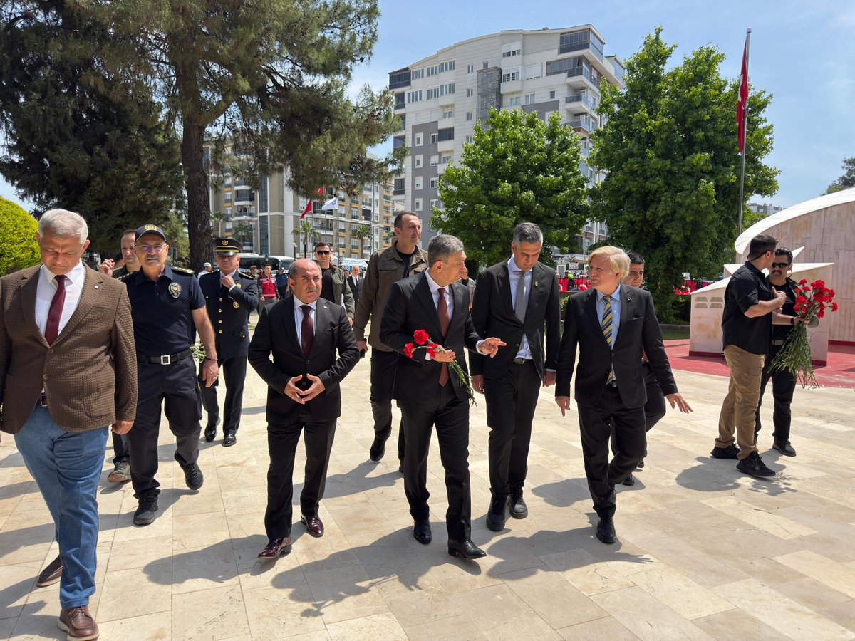 AntalyaAshb's tweet photo. 🇹🇷 Şehit Jandarma Astsubay Kıdemli Başçavuş Şahin Çınar’ın aziz hatırasını yaşatmak adına Uncalı Şehitliği’nde Şehadet Belgesi Takdim Töreni düzenlendi.
Şehidimizin kıymetli ailesine şehadet belgesi takdim edilerek kabirlere karanfil bırakıldı. @tcailesosyal https://t.co/RHSsvs8hFg