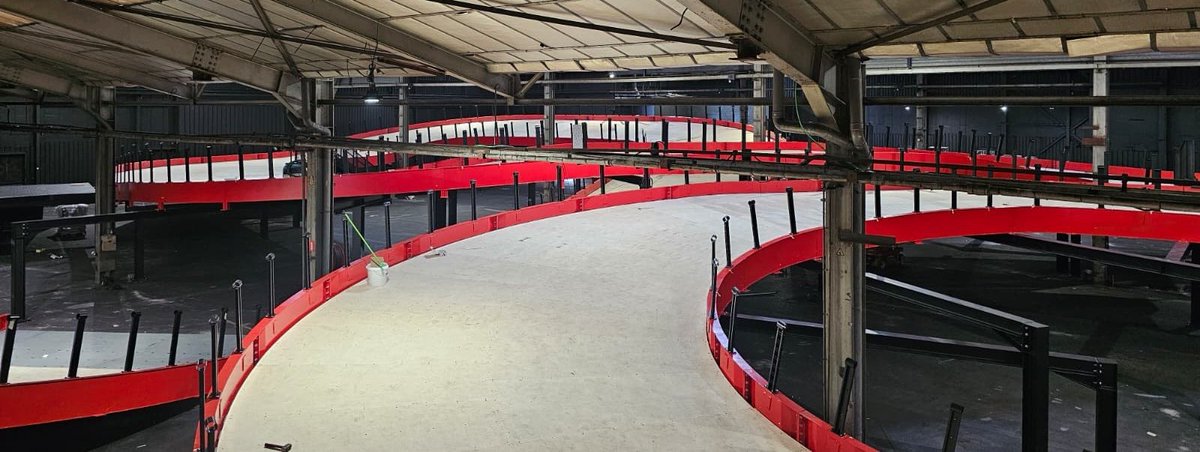 jmk_official's tweet photo. JMK LIEGE - Suivi travaux – Semaine 4️⃣ 
Etape 7 – montage super-structure ✅ 

On vous dévoile une partie du logo de l'entreprise que JMKARTING a choisi pour réaliser sa nouvelle piste de LIEGE Fléron ! Serez-vous assez perspicace pour trouver le nom de cette société ? ￼ https://t.co/QLaVKqupDn