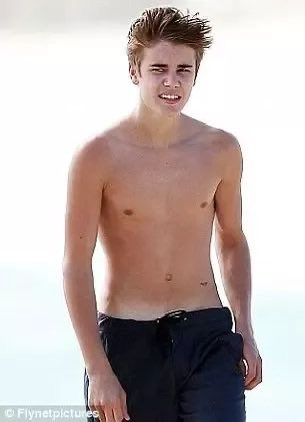 soy belieber desde que justin bieber no tenía ningún tatuaje, increíble verlo así
