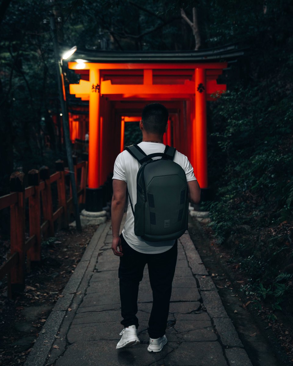 Nomaticgear's tweet photo. The best gear is the gear that disappears. In the streets of Kyoto, speed is everything. The McKinnon 25L handles the transition without the friction. A system designed to clear the mental space so you can find the shot. 

#LifeOnTheMove #CameraGear #TravelJapan https://t.co/GS8uk4sJeE