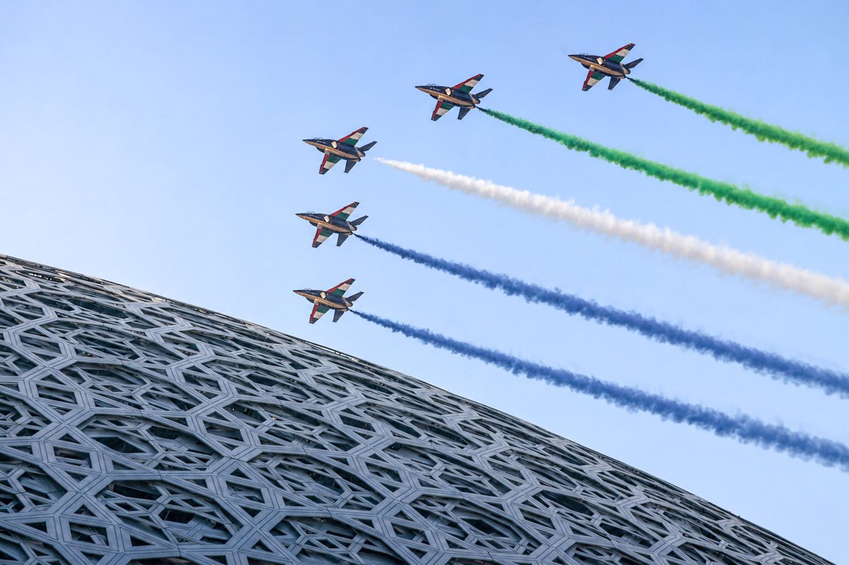 ha9310's tweet photo. العرض الجوي لفرسان الإمارات 😍🇦🇪
متحف زايد الوطني 🤍 اللوفر أبوظبي 
#ذكرى_توحيد_القوات_المسلحة_50
#متحف_زايد_الوطني #فخورين_بالإمارات #فرسان_الامارات #اللوفور_ابوظبي https://t.co/Dc3bpVl3dZ