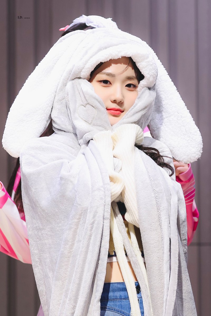 S1030806's tweet photo. 4주년 축하해요 🙏

#tripleS #트리플에스 #윤서연 https://t.co/rXQnspek6V