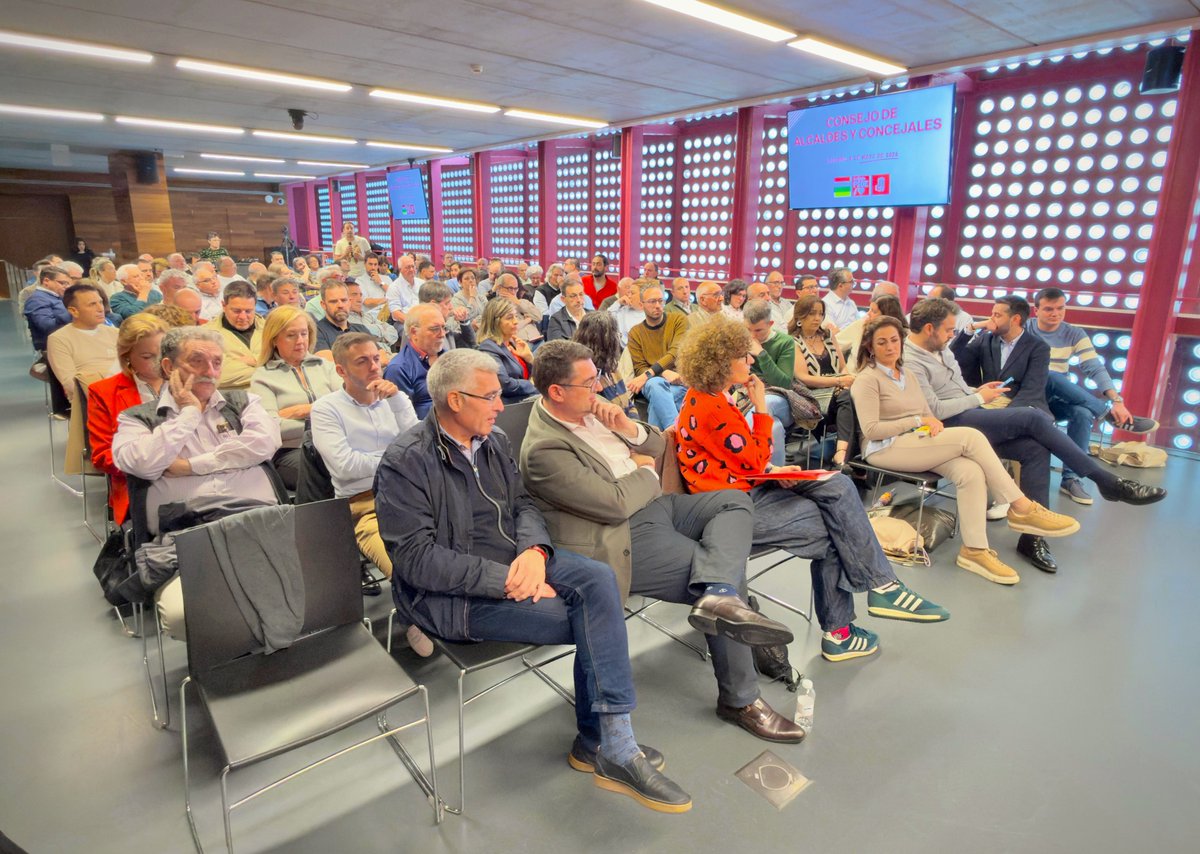 PSOELaRioja's tweet photo. El Consejo de alcaldes y concejales del PSOE trabaja en compartir experiencias para mejorar la vida de la ciudadanía

@javidearnedo 

➕ https://t.co/xlBnnVeRlV https://t.co/NQKi5RW06V