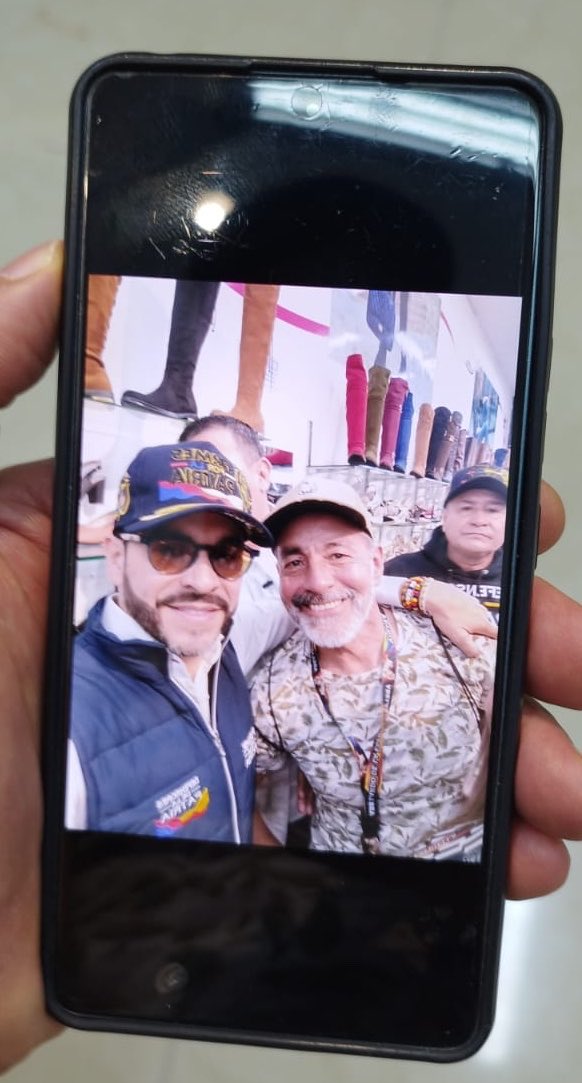 Mi papá me envía esta foto muy feliz contándome que hoy conoció a nuestro próximo presidente Abelardo de la Espriella 😎

Qué emoción <a href="/ABDELAESPRIELLA/">Abelardo De La Espriella</a> ❤️