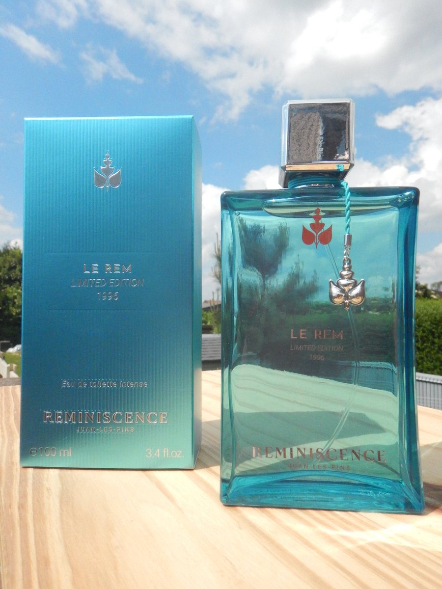 lyndou78's tweet photo. Le bleu du ciel... et le bleu de mon nouveau test @sampleo  ! 🌊💎Je redécouvre "Le Rem" de Reminiscence  une édition limitée qui sent bon les vacances et le soleil de 1996. Un vrai coup de cœur estival ! ☀️🐚#Sampleo #Reminiscence #Parfum #TestProduit #Rem https://t.co/cEiOwCZ6Z1
