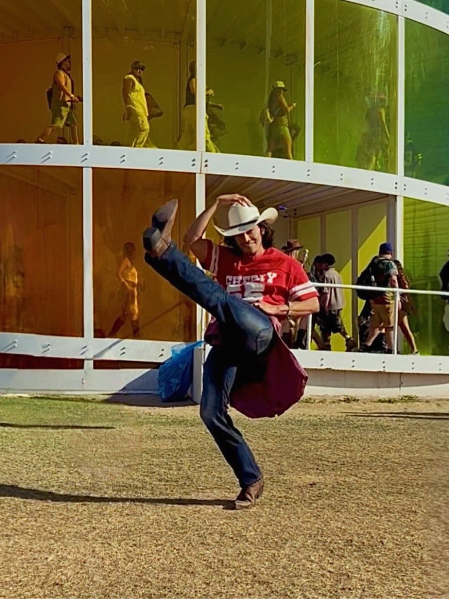 AntonioShowLA's tweet photo. 🤠 5 bts pix of #Coachella2026
#musicfestival #KaceyMusgravesConcert #dancers #uncertaintx https://t.co/uBTUp3y023