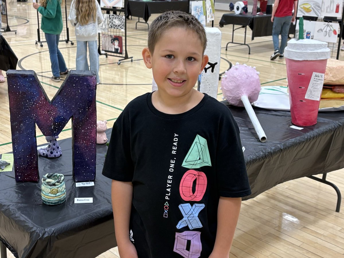 YESVossClass's tweet photo. Good afternoon to everyone, our class had the opportunity to attend the High School Art Show today.  What a Wonderful and Beautiful display of Art from the High School students. 😁 https://t.co/gj1uPDr6CC