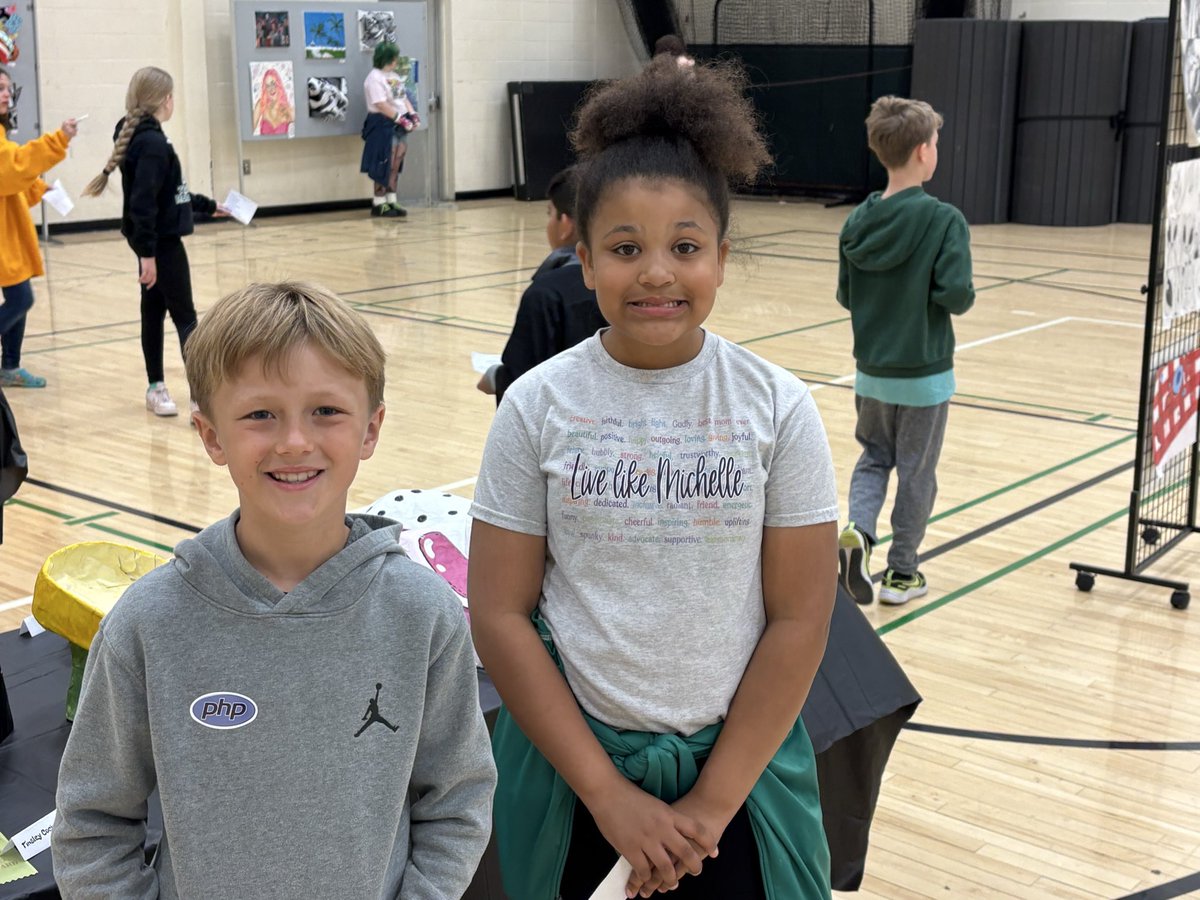 YESVossClass's tweet photo. Good afternoon to everyone, our class had the opportunity to attend the High School Art Show today.  What a Wonderful and Beautiful display of Art from the High School students. 😁 https://t.co/gj1uPDr6CC