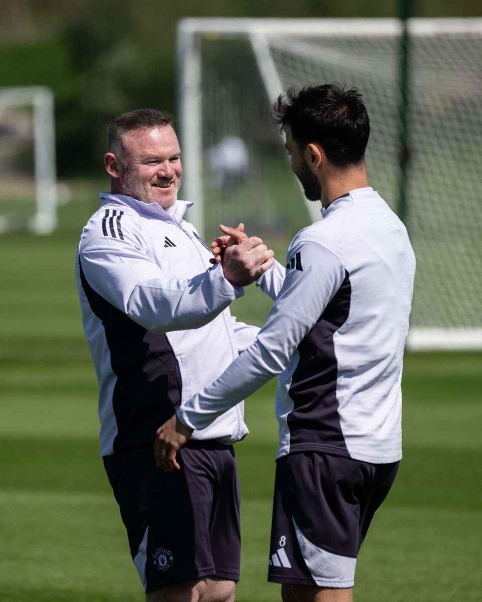 MUFCScoop's tweet photo. 🚨Bruno Fernandes is the first Manchester United player to win the Football Writers' Association Footballers of the Year award since Wayne Rooney in 2009/10. #MUFC https://t.co/gEQmd8WhTj
