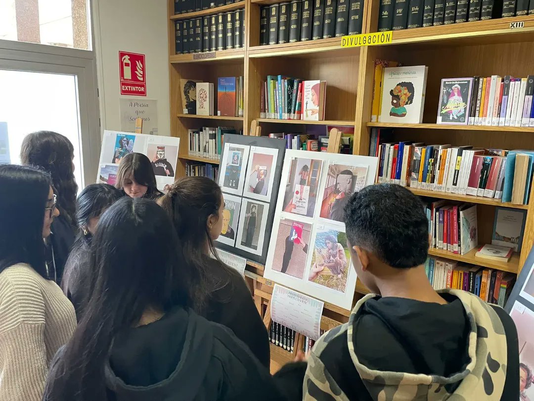 IESMonteCastelo's tweet photo. Quen é quen?📚🤔
O profesorado tamén preparou os seus bookface para o Día do Libro.
Agora toca adiviñar quen é quen?
📮Participa no reto deixando a túa aposta no buzón da entrada da biblio.
✍️Non olvides indicar o teu nome e curso.
🎁A papeleta con máis acertos, terá agasallo! https://t.co/OWAXVL8GeN