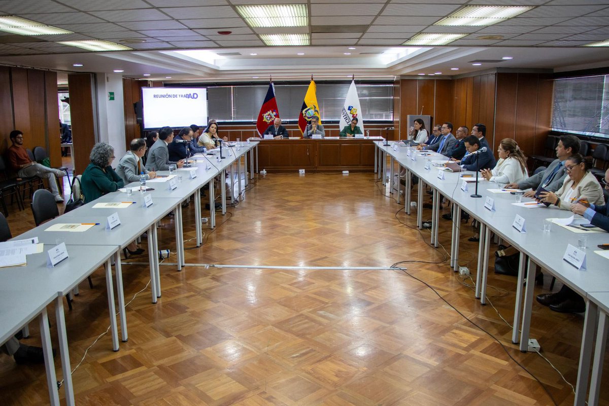MagalyRuizCajas's tweet photo. Por delegación de la presidenta del @CJudicaturaEc, @mechascaicedo, instalamos la mesa de trabajo con los presidentes de las Cortes Provinciales para:

- Identificar las necesidades
- ⁠Construir una hoja de ruta
- ⁠Definir acciones 

Todo esto de acuerdo con la carga procesal y realidades de talento humano, infraestructura y tecnología, en cada provincia.

#ConstruimosConfianza