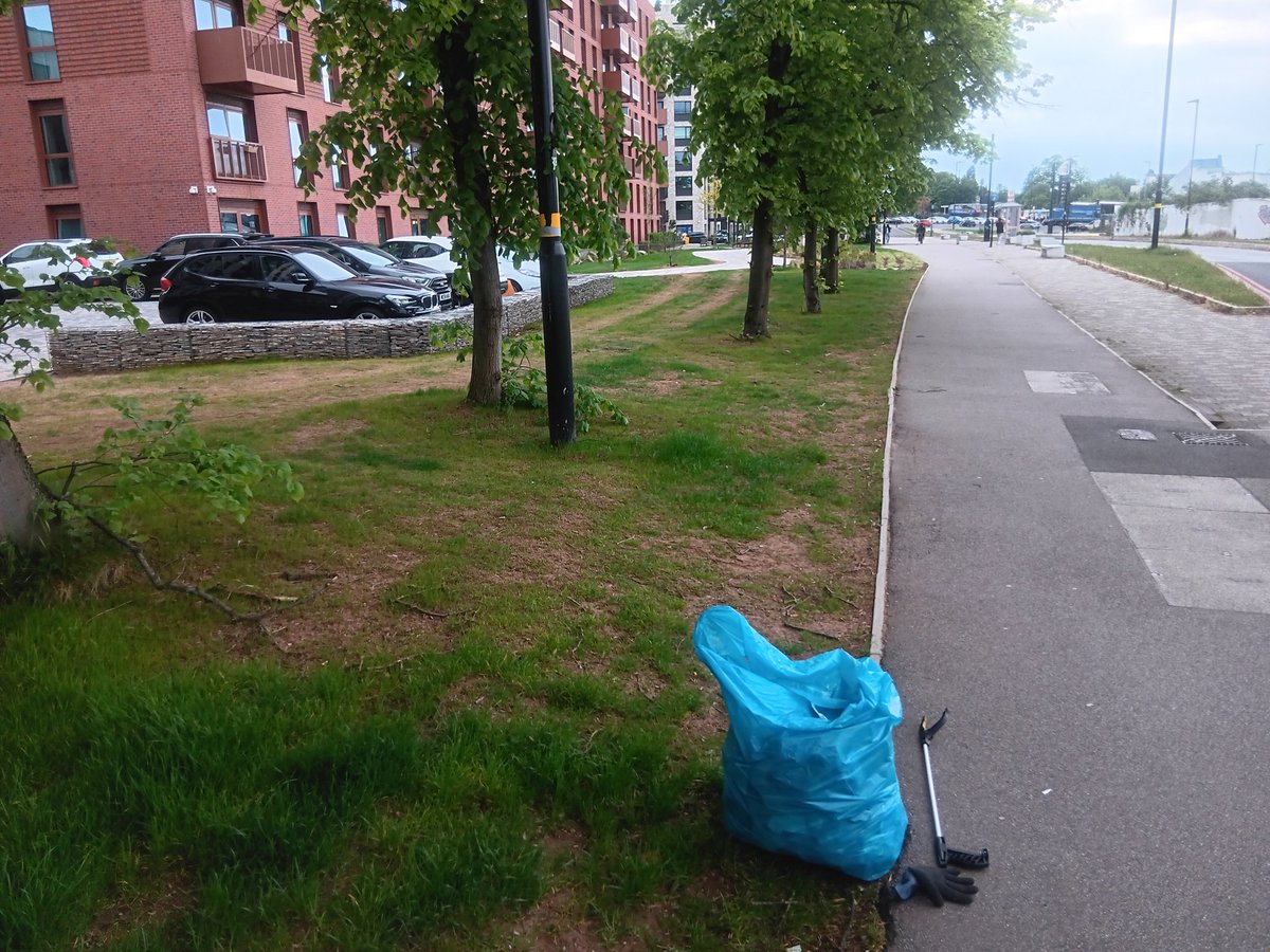 x_brum's tweet photo. Whilst we wait how the people of Perry Barr have voted, volunteers across the whole city help keep this place clean and tidy 365 days a year. x2 bags of litter across Perry Barr Village/Aldridge Road B42. LOVE YOUR BRUM #OneMillionbags #Cleanerbrum @MorriamJan https://t.co/YJzuhgXQPX