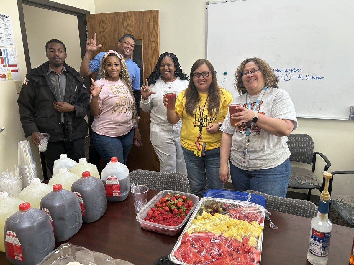 BLELancaster's tweet photo. As We Conclude Teacher Appreciation Week, BLE Is Grateful For Our PTO For Sponsoring Our Lemonade Bar And Assure For Providing The Sweet Cake!! BLE Appreciates Our Teachers For All They Do Daily!! 😃🖤🧡🎊🎉🐾🍋🎂@LancasterISD https://t.co/YnkFoSPB9J