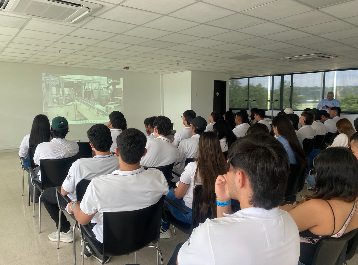 ZFSantander's tweet photo. ¡Las nuevas generaciones ya están construyendo el futuro empresarial de nuestra región! 
Este primer periodo del 2026 hemos abierto nuestras puertas a estudiantes de @UnabUniversidad, @UPBBGA y @udes_oficial para vivir una experiencia conjunta de transferencia de conocimientos🌍. https://t.co/Z9ezztWHJl