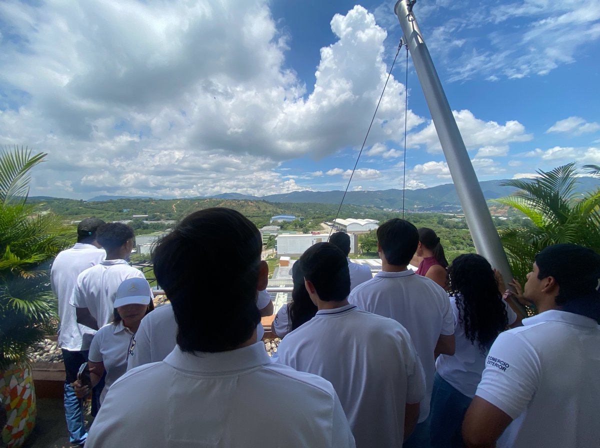 ZFSantander's tweet photo. ¡Las nuevas generaciones ya están construyendo el futuro empresarial de nuestra región! 
Este primer periodo del 2026 hemos abierto nuestras puertas a estudiantes de @UnabUniversidad, @UPBBGA y @udes_oficial para vivir una experiencia conjunta de transferencia de conocimientos🌍. https://t.co/Z9ezztWHJl