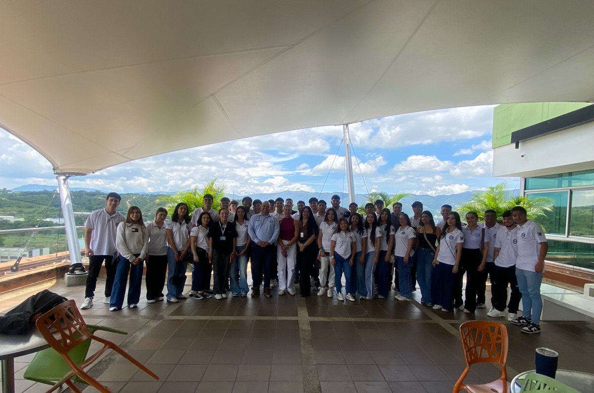 ZFSantander's tweet photo. ¡Las nuevas generaciones ya están construyendo el futuro empresarial de nuestra región! 
Este primer periodo del 2026 hemos abierto nuestras puertas a estudiantes de @UnabUniversidad, @UPBBGA y @udes_oficial para vivir una experiencia conjunta de transferencia de conocimientos🌍. https://t.co/Z9ezztWHJl