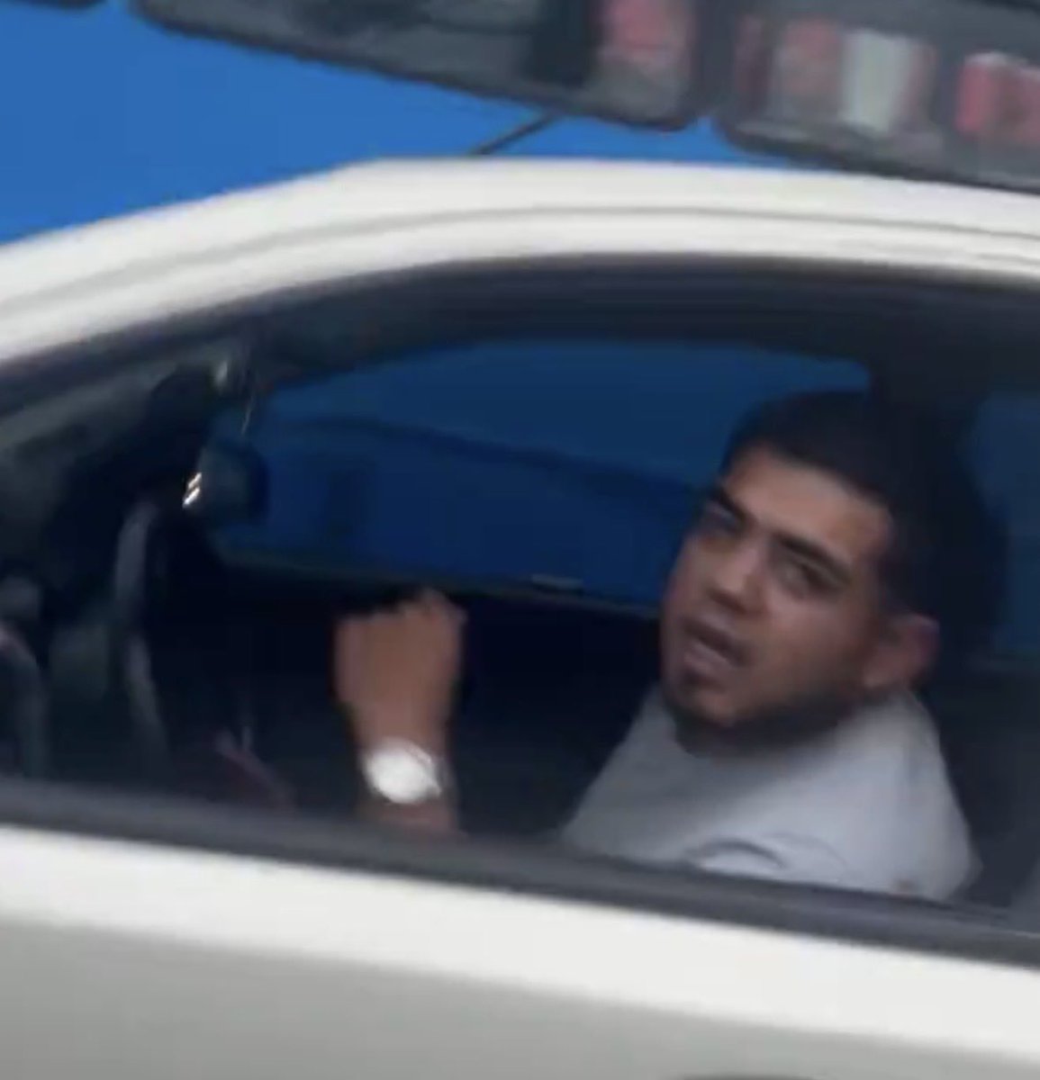 Con la placa y el rostro de este sujeto <a href="/AMT_Quito/">AMTQuito</a> debería cazarlo. Si cazarlo porque su salvaje comportamiento en las vías es un peligro. ¿Estamos rebasando los límites del respeto a los demás? Solo vitalizando a este sujeto, podremos al menos lograr una sanción moral. Los leo.