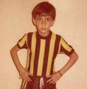 Mecmua1907's tweet photo. Yıl 1980! Devrin en meşhur futbolcularından biri Alpaslan Eradlı, ki kimileri ona Türk Beckanbauer dese de sevenleri sadece Alpaslan der. Devrin çubuklularından biri de Alper Katmer'dedir. Fotoğraf da hayranı olduğu Alpaslan Eradlı şekliyle çekilmiştir. https://t.co/hEZz5sJ8XG
