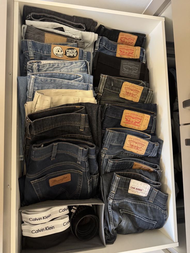 InfoBillieBR's tweet photo. Billie Eilish disse que AMA ficar em casa:

“Eu amo sair à noite, mas só se eu estiver bem, com as pessoas certas, no lugar certo e se eu me sentir segura. AMO ficar em casa! Amo organização, então aos sábados me bronzeio e organizo minhas gavetas.” https://t.co/E9t2bG4jjg