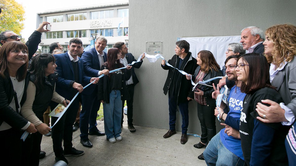 CascallaresPJ's tweet photo. ¡INAUGURAMOS UN NUEVO EDIFICIO EDUCATIVO PARA ALTE BROWN!

En una jornada histórica junto a @Kicillofok, #FlaviaTerigia, @CrisAlvarezRod, @JaviAlonsook, @JuanoFabiani y nuestros vecinos inauguramos el nuevo edificio del Instituto de Formación Docente N° 41 que construimos con recursos propios en el límite entre Burzaco y Adrogué.

Ahora 2600 de esa querida instiución podrán formarse con todas las comodidades en las nuevas 14 aulas, dos laboratorios, salas de profesores, auditorio, biblioteca y oficinas.

#BrownConVos