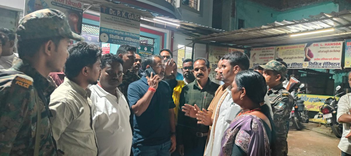 GiridihDc's tweet photo. गिरिडीह जिले के डुमरी प्रखंड अंतर्गत इसरी बाजार में आज एक दर्दनाक सड़क दुर्घटना घटित हुई, जहां एक अनियंत्रित ट्रेलर ने कई वाहनों को अपनी चपेट में ले लिया। इस भीषण हादसे में लगभग 04 लोगों की मौके पर ही मृत्यु हो गई, जबकि बीस से अधिक लोगों के घायल होने की सूचना प्राप्त हुई है। घटना की जानकारी मिलते ही उपायुक्त, श्री रामनिवास यादव ने मामले का त्वरित संज्ञान लेते हुए तत्काल संबंधित अधिकारियों को राहत एवं बचाव कार्य में तेजी लाने का निर्देश दिया। इसके उपरांत उपायुक्त स्वयं घटनास्थल पहुंचे तथा वहां की स्थिति का जायजा लिया। उन्होंने दुर्घटना प्रभावित क्षेत्र का निरीक्षण करते हुए अधिकारियों को निर्देश दिया कि राहत एवं बचाव कार्य में किसी प्रकार की लापरवाही नहीं होनी चाहिए तथा सभी आवश्यक संसाधन तत्काल उपलब्ध कराए जाएं। निरीक्षण के दौरान उपायुक्त ने स्थानीय लोगों से भी घटना की जानकारी ली तथा दुर्घटना के कारणों के संबंध में विस्तृत रिपोर्ट तैयार करने का निर्देश संबंधित विभाग को दिया। उन्होंने कहा कि जिला प्रशासन पूरी संवेदनशीलता के साथ प्रभावित परिवारों के साथ खड़ा है तथा हर संभव सहायता उपलब्ध कराई जाएगी।

घटना के बाद दुर्घटनाग्रस्त वाहनों को हटाने एवं यातायात व्यवस्था बहाल करने हेतु तत्काल क्रेन की व्यवस्था कराई गई। साथ ही घायलों को शीघ्र अस्पताल पहुंचाने के उद्देश्य से डुमरी, पीरटांड़ एवं बगोदर प्रखंड क्षेत्र से सरकारी एवं निजी एंबुलेंस की तत्काल व्यवस्था सुनिश्चित की गई। उपायुक्त के निर्देश पर तीनों प्रखंडों के प्रशासनिक अधिकारियों एवं स्वास्थ्य विभाग की टीमों को राहत एवं बचाव कार्य में लगाया गया। उपायुक्त ने डुमरी अनुमंडल पदाधिकारी एवं संबंधित अधिकारियों के साथ समन्वय स्थापित करते हुए अंचल अधिकारी डुमरी, अंचल अधिकारी पीरटांड़ तथा अंचल अधिकारी बगोदर को भी घटनास्थल एवं राहत कार्यों में प्रतिनियुक्त किया, ताकि राहत एवं बचाव कार्य तेजी एवं प्रभावी तरीके से संचालित हो सके। साथ ही अधिकारियों को निर्देश दिया गया कि घायलों को तत्काल चिकित्सीय सहायता उपलब्ध कराई जाए तथा किसी भी स्तर पर देरी न हो। गंभीर रूप से घायल लोगों के बेहतर इलाज के लिए उपायुक्त ने धनबाद स्थित विभिन्न अस्पतालों से भी संपर्क स्थापित कराया एवं आवश्यक चिकित्सा सुविधा उपलब्ध कराने हेतु समन्वय बनाने का निर्देश दिया। उन्होंने स्वास्थ्य विभाग के अधिकारियों को निर्देशित किया कि जरूरत पड़ने पर गंभीर घायलों को बेहतर उपचार हेतु उच्च स्तरीय चिकित्सा संस्थानों में रेफर किया जाए।

घटनास्थल के निरीक्षण के बाद उपायुक्त, श्री रामनिवास यादव डुमरी रेफरल अस्पताल पहुंचे, जहां उन्होंने इलाजरत घायलों से मुलाकात कर उनका हालचाल जाना। इस दौरान उन्होंने चिकित्सकों एवं स्वास्थ्य विभाग के अधिकारियों को निर्देश दिया कि सभी घायलों को बेहतर से बेहतर चिकित्सा सुविधा उपलब्ध कराई जाए तथा इलाज में किसी प्रकार की कमी नहीं होनी चाहिए। गंभीर रूप से घायल मरीजों को आवश्यकता पड़ने पर बेहतर चिकित्सा संस्थान में रेफर करने का भी निर्देश दिया गया। उपायुक्त ने अस्पताल में मौजूद परिजनों को आश्वस्त करते हुए कहा कि जिला प्रशासन हर परिस्थिति में उनके साथ खड़ा है। उन्होंने कहा कि प्रशासन की प्राथमिकता घायलों का समुचित उपचार एवं प्रभावित परिवारों को हर संभव सहायता उपलब्ध कराना है। साथ ही उन्होंने अधिकारियों को निर्देश दिया कि दुर्घटना के कारणों की गंभीरता से जांच की जाए तथा भविष्य में ऐसी घटनाओं की पुनरावृत्ति रोकने के लिए प्रभावी कदम उठाए जाएं। जिला प्रशासन द्वारा राहत एवं बचाव कार्य लगातार जारी है। पुलिस प्रशासन भी घटनास्थल पर मौजूद रहकर यातायात व्यवस्था को सुचारु करने एवं दुर्घटना के कारणों की जांच में जुटा हुआ है।

राहत एवं बचाव कार्य के दौरान स्थानीय जनप्रतिनिधियों एवं आम लोगों का भी सराहनीय सहयोग प्राप्त हुआ। स्थानीय लोगों की तत्परता एवं सहयोग के कारण राहत कार्यों को सुचारू एवं प्रभावी तरीके से संचालित किया जा सका। जिला प्रशासन इस मानवीय सहयोग के लिए सभी जनप्रतिनिधियों, सामाजिक कार्यकर्ताओं एवं स्थानीय नागरिकों के प्रति आभार व्यक्त करता है। उपायुक्त ने पीड़ित परिवारों के प्रति गहरी संवेदना व्यक्त करते हुए कहा कि जिला प्रशासन इस कठिन समय में पूरी संवेदनशीलता एवं मानवीय दृष्टिकोण के साथ उनके साथ खड़ा है। उन्होंने आश्वस्त किया कि भविष्य में ऐसी घटनाओं की पुनरावृत्ति रोकने के लिए सड़क सुरक्षा एवं यातायात व्यवस्था को और सुदृढ़ बनाने की दिशा में प्रभावी कदम उठाए जाएंगे। @HemantSorenJMM @JharkhandCMO @prdjharkhand