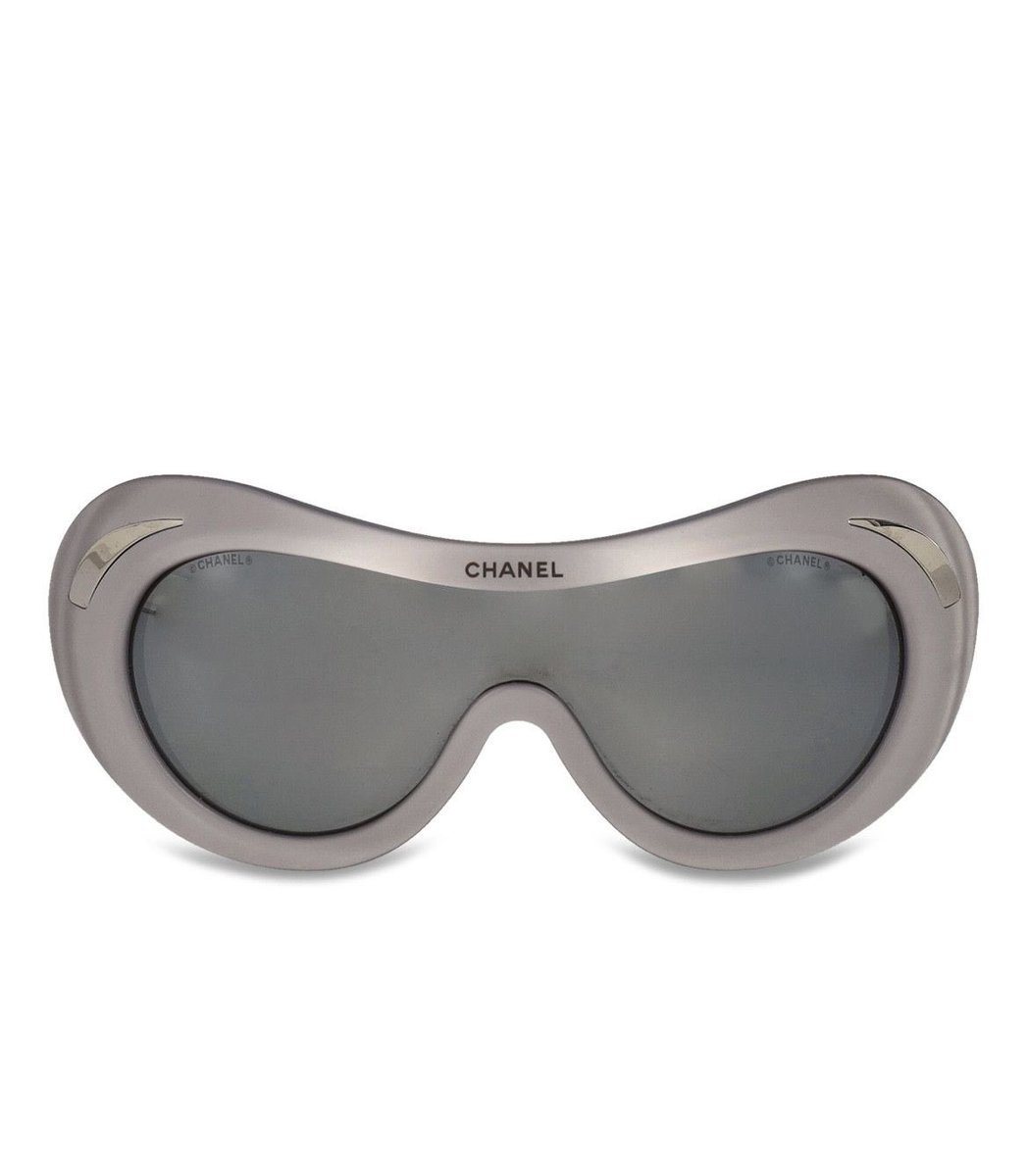 kissssssed's tweet photo. lil’ kim wearing chanel shield sunglasses f/w 2000 https://t.co/0xQwSiYD1a