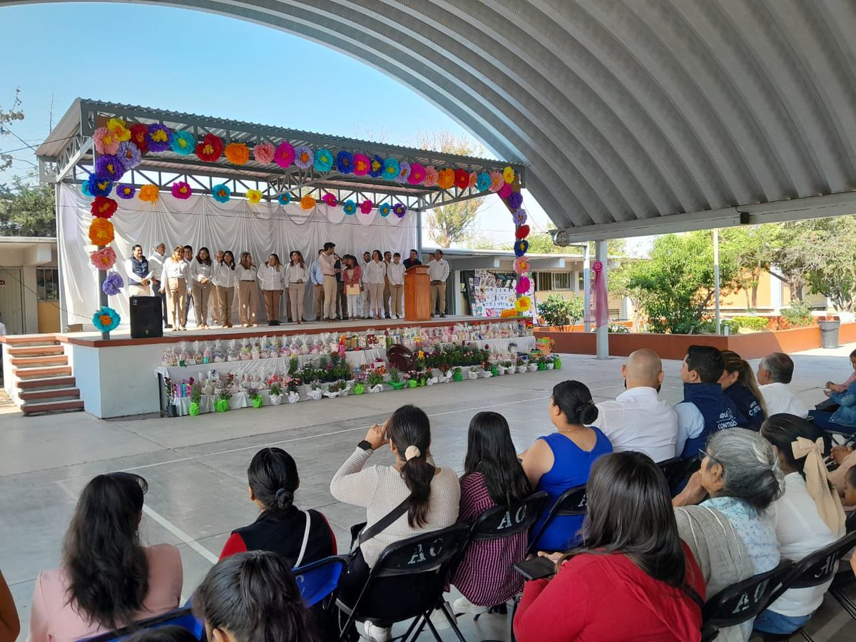 SedeaQro's tweet photo. Visitamos la escuela Luis Enrique Erro en la comunidad de la D, Santa Bárbara, Pedro Escobedo, para celebrar a las mamás y entregarles un mensaje del Gobernador @makugo: su compromiso con ustedes es firme. ¡Gracias por tanto esfuerzo y dedicación! #DíaDeLasMadres #AquíContigo https://t.co/3sv0pN9bKs