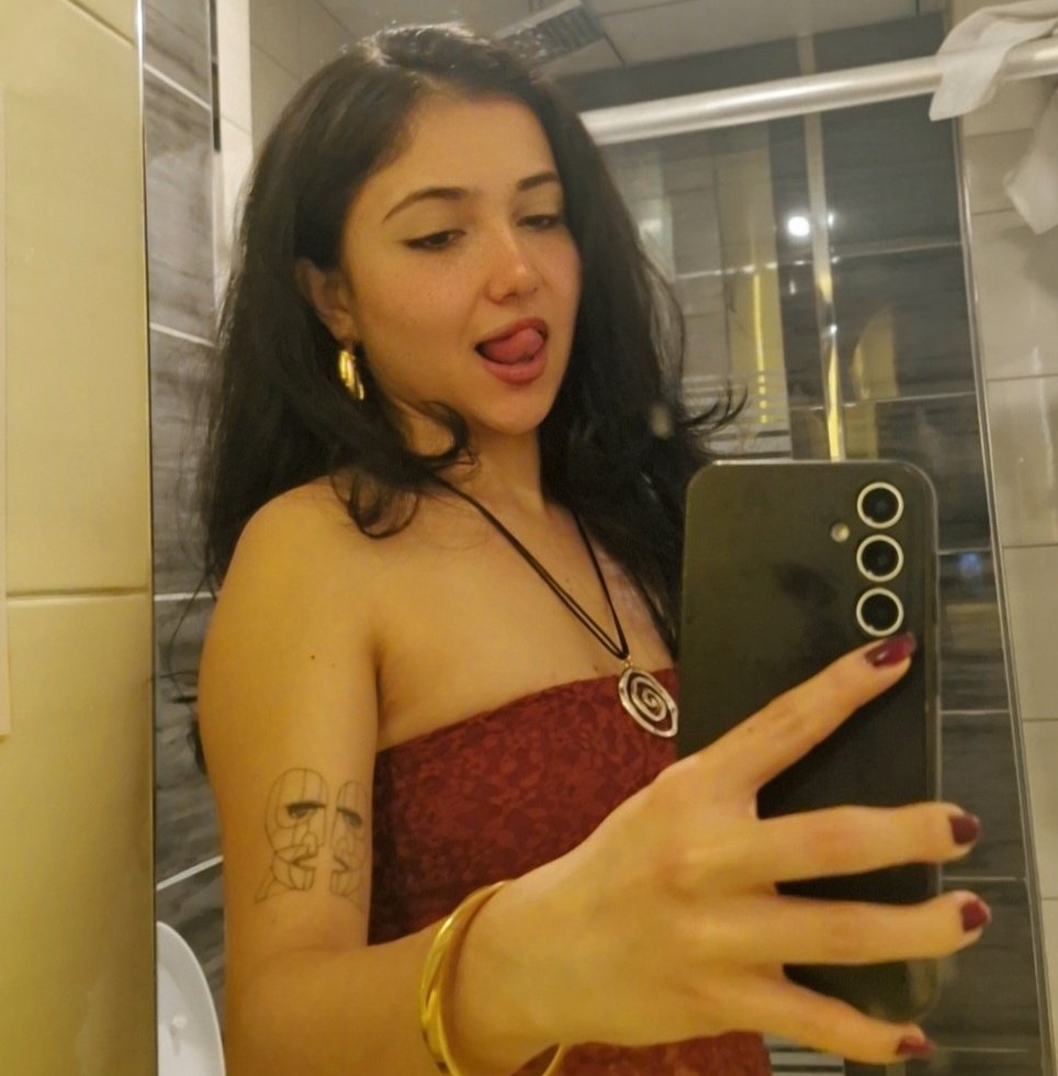 lara tweet media