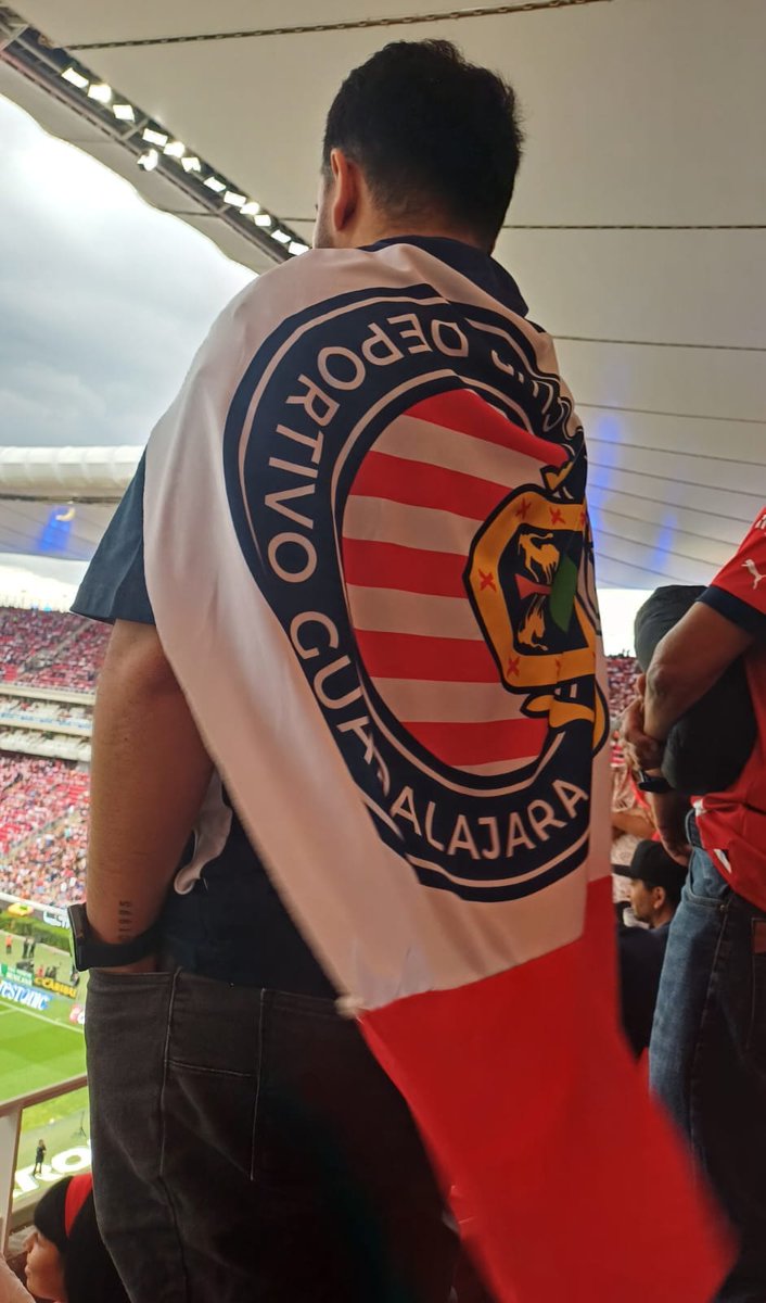cesarmtzo's tweet photo. Felices 120 años @Chivas ❤️🤍💙 #120AñosDeLegado https://t.co/thfKX6Abu0