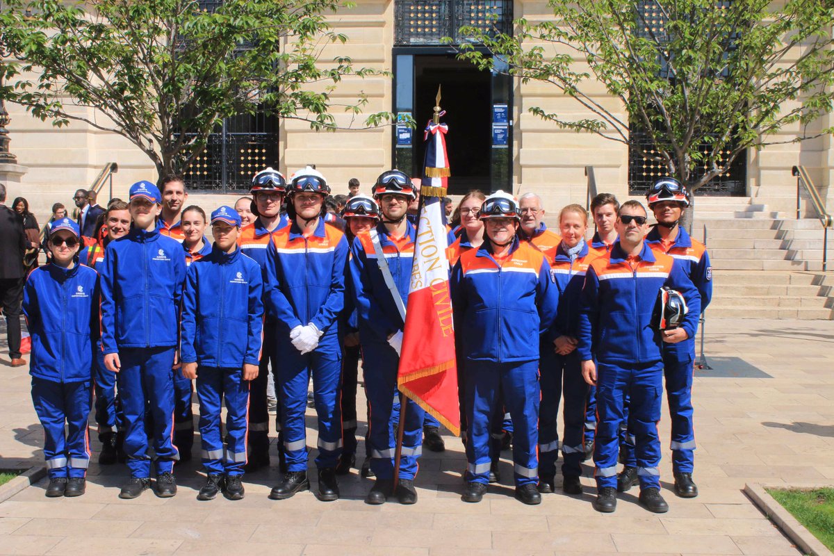 pcps92col's tweet photo. 🇫🇷 Ce matin, nos bénévoles et des Cadets de la Protection Civile étaient présents à la commémoration du 81ème anniversaire de la Victoire du 8 mai 1945 et ainsi rendre hommage aux victimes et soldats de la seconde guerre mondiale. @VilleColombes https://t.co/8ys0vAzeUb