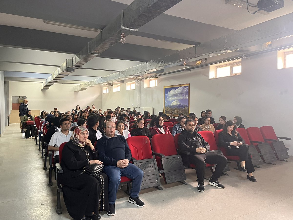 Reeal_04's tweet photo. Okulumuzda Kariyer Günleri kapsamında öğrencilerimiz;dil ve konuşma terapisti, diş hekimi, fizyoterapist ve doktorla buluştu.Meslekleri yakından tanıma fırsatı sunan bu değerli katkıları için tüm konuklarımıza teşekkür ederiz. @hasan_kokrek @sendavut4848 @agrimem @dogubayazitmem https://t.co/KOvC8K6M7d